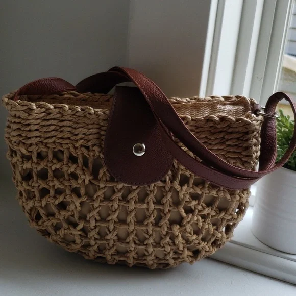 Straw Crossbody Chic Hollow Out. NWT - Picture 13 of 16